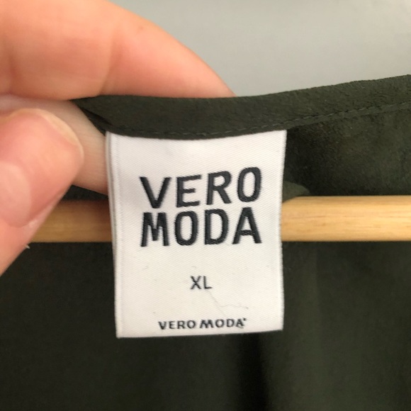 Sleeveless Blouse - Picture 2 of 5